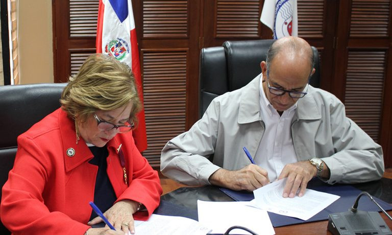 9ab679fd marieta diaz y andres burgos firma convenio 1 621d7942415c5 768x461
