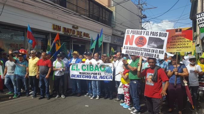 Miles de personas marchan en santiago contra la construccion de presas