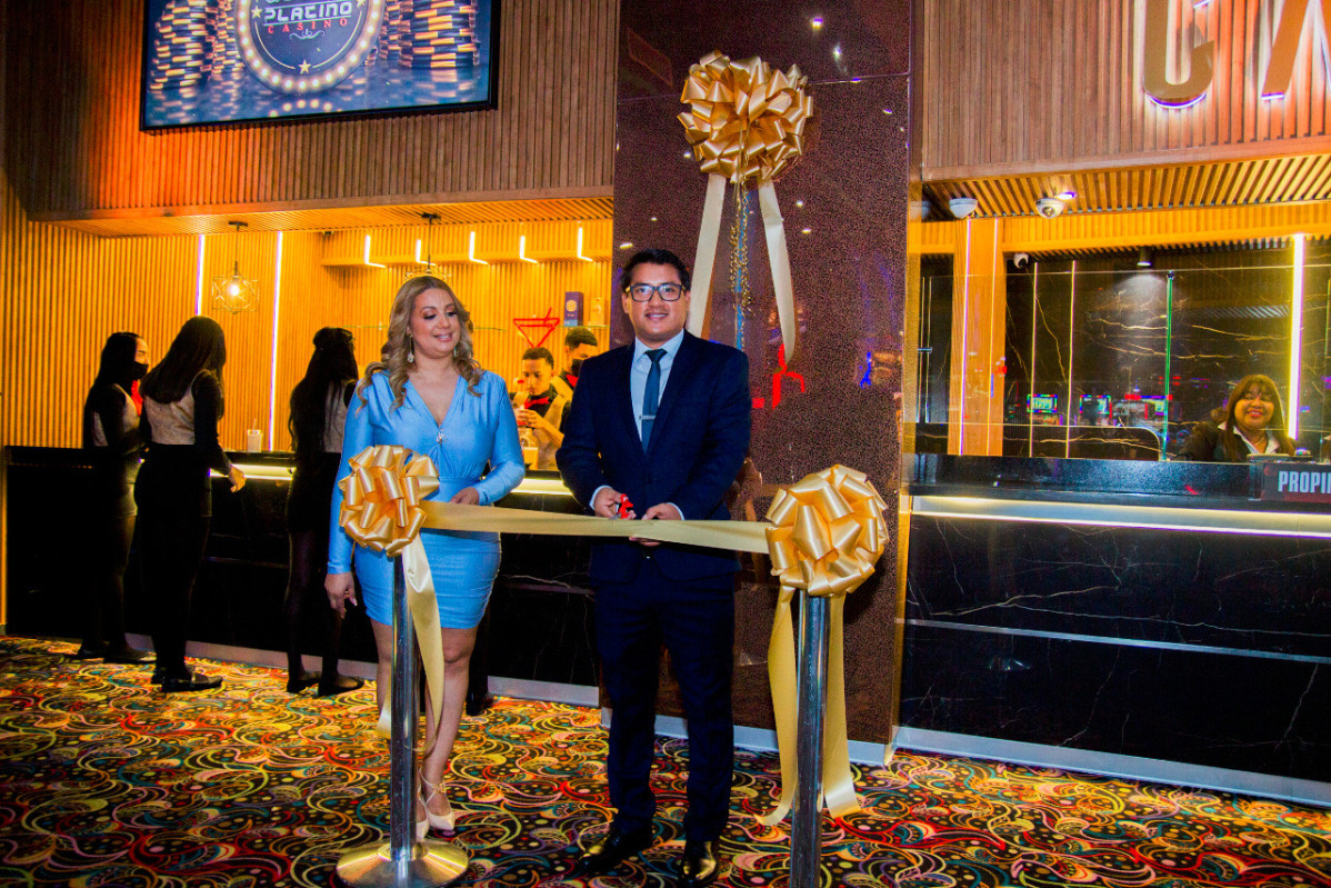 1.1 Momentos en que Irwing Castillo y Wanda Cornielle realizan el corte de la cinta de las nuevas areas.