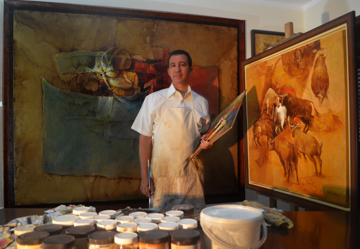 El artista visual Dustin Muu00f1oz en su taller