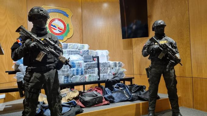 Dncd retiene embarcacion y ocupa 290 paquetes de cocaina en la romana