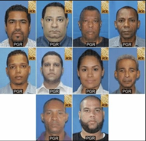 Una foto de un grupo de personas posando para una foto 0bcaf700 8835d468 focus 0 0 895 573