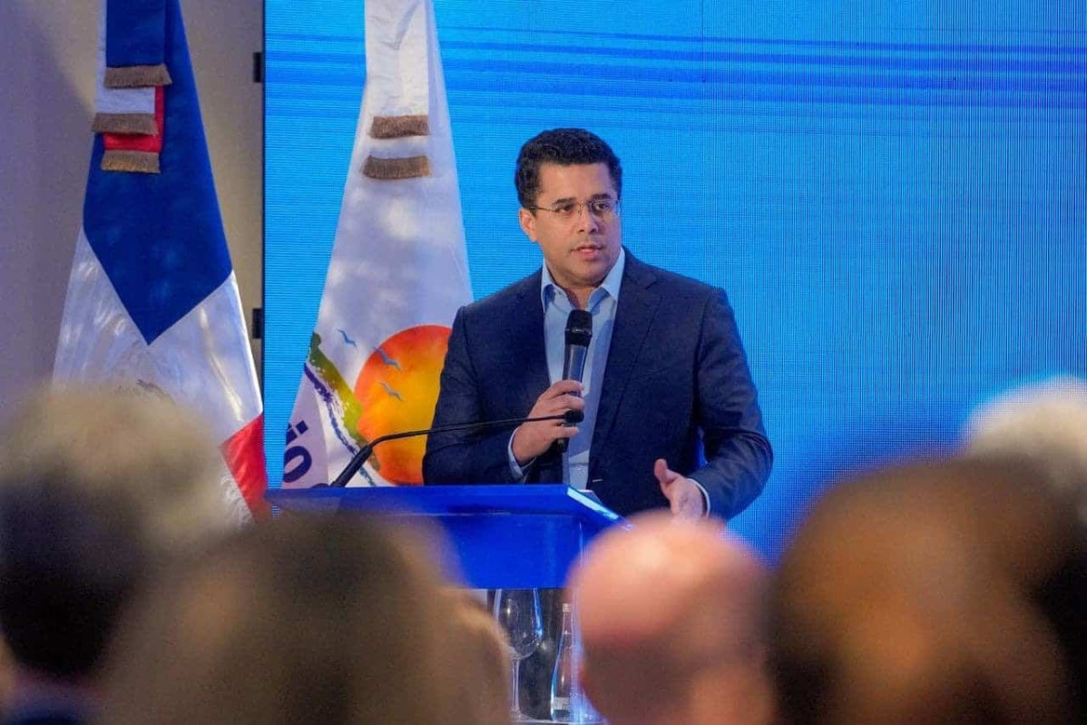 Un hombre con un traje de color azul con corbata c6770ddd