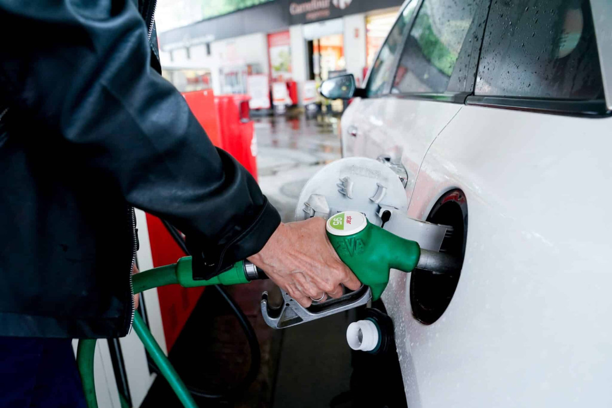EuropaPress 3786988 mujer pone gasolina vehiculo gasolinera 17 junio madrid espana coste medio scaled