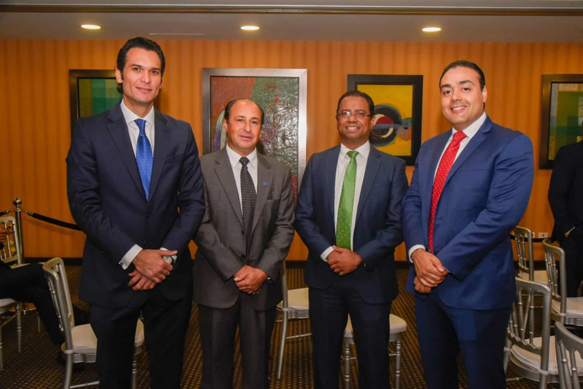 Un grupo de hombres con traje y corbata dd6401a8