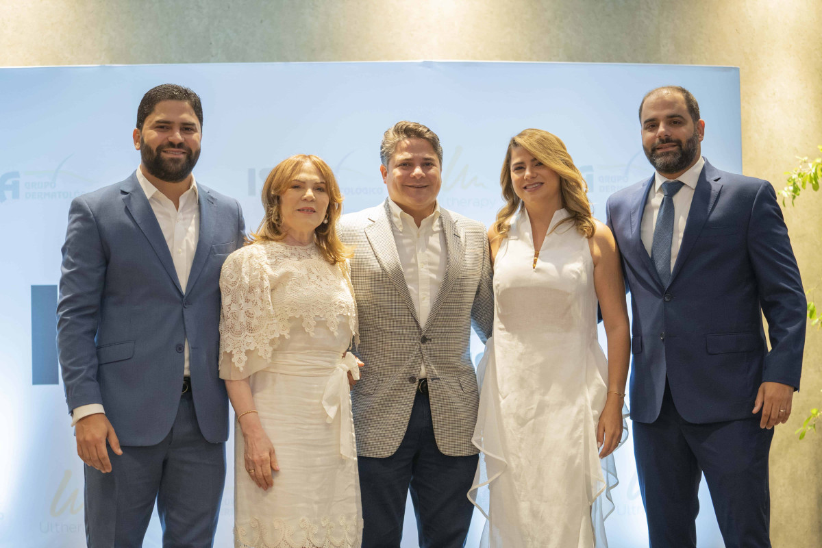 Un grupo de personas posando por un foto 1eb7b1d6 (1)