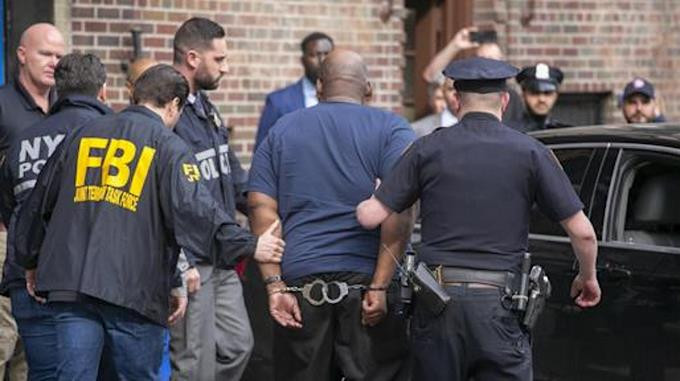 Cinco personas reciben dinero por atrapar a agresor del metro de nueva york