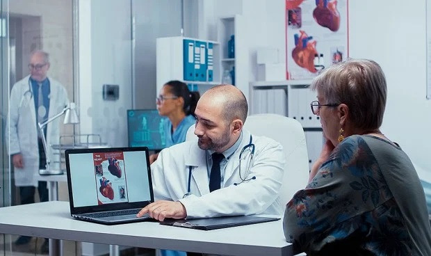 El documento recoge las principales recomendaciones para evaluar y tratar las enfermedades cardiovasculares tras la infecciu00f3n por covid y la vacuna contra el Covid 19