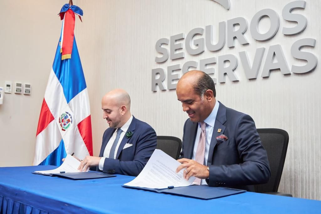 El Director Ejecutivo Internacional de Northwell Health y el Vicepresidente Ejecutivo de Seguros Reservas durante la firma