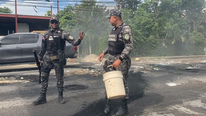 Huelga en el cibao se producen enfrentamientos entre policias y desconocidos en licey al medio