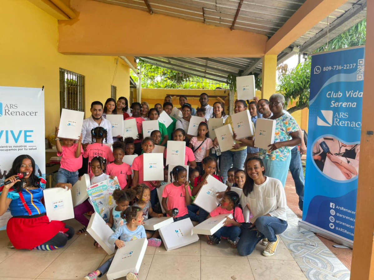 Colaboradores de ARS Renacer junto a las niu00f1as de Fundaciu00f3n Madelaes