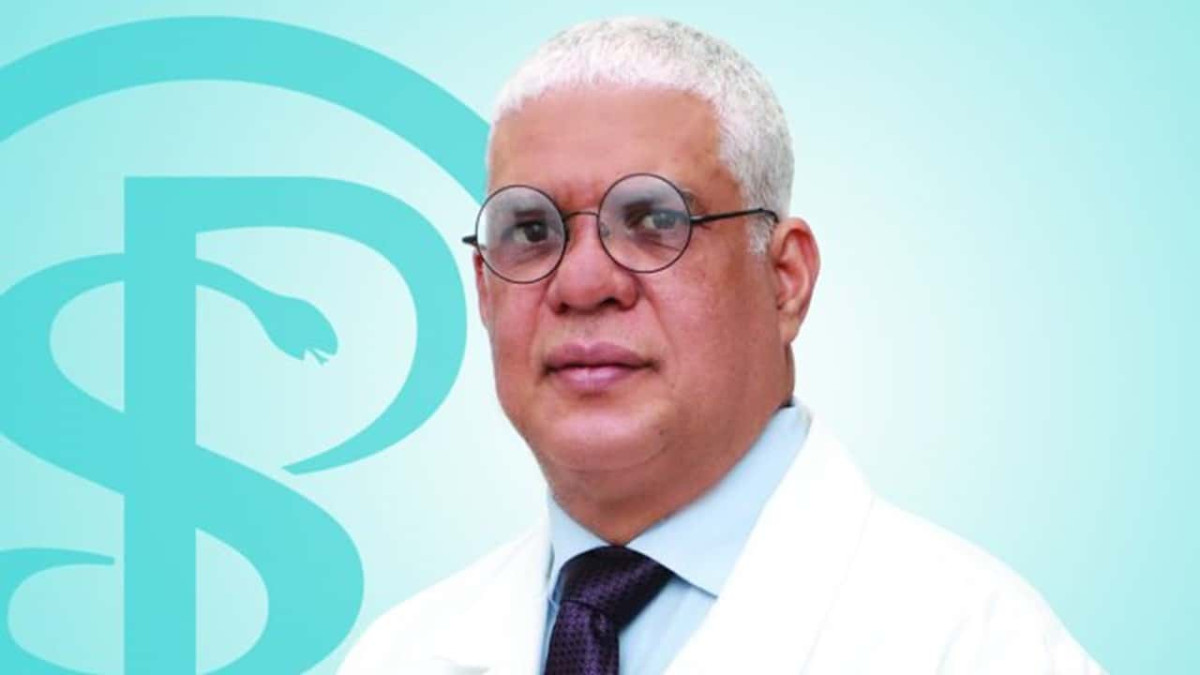 Foto montaje de un hombre con lentes y corbata 693eee16