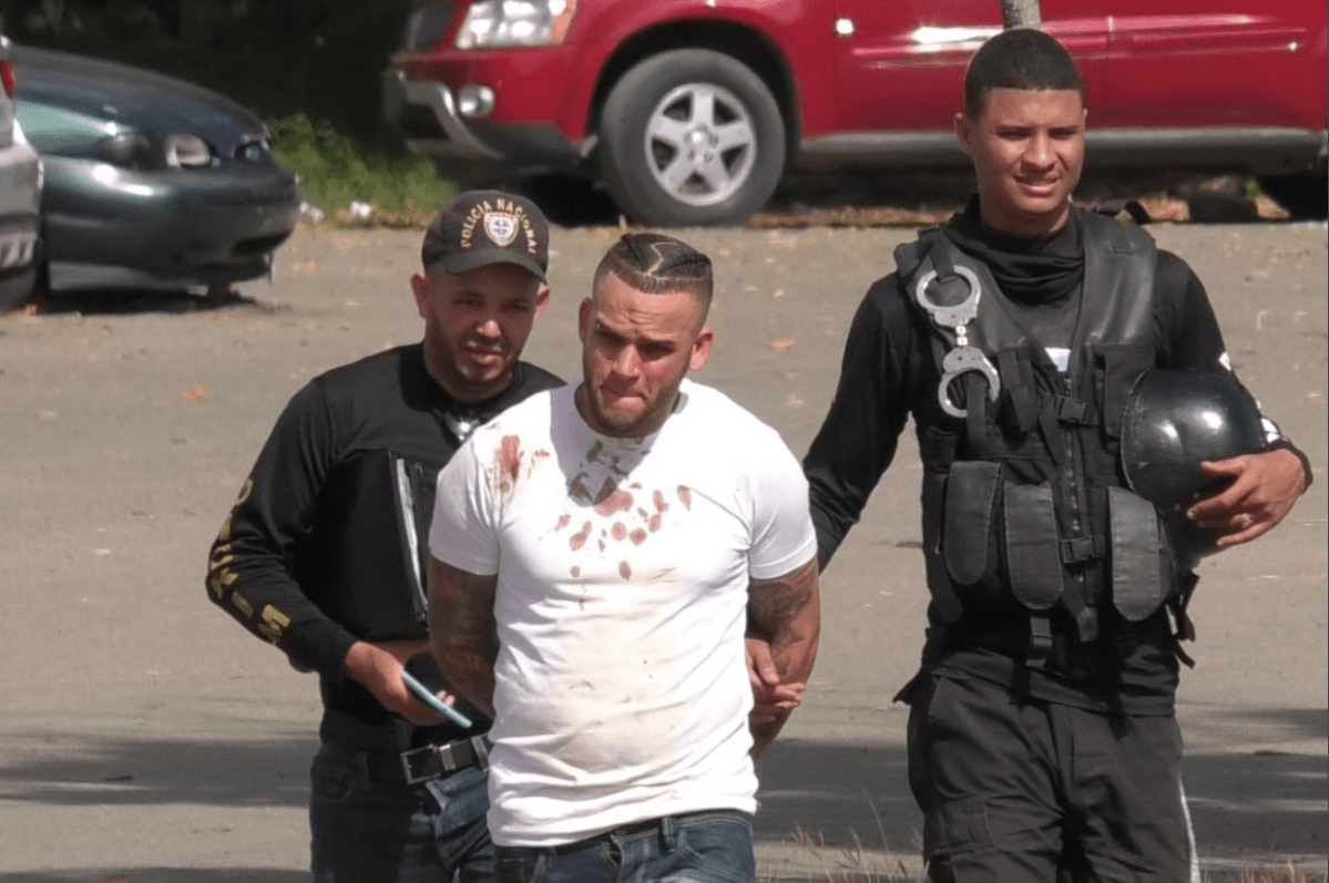 Un hombre parado en un estacionamiento e0c96aef