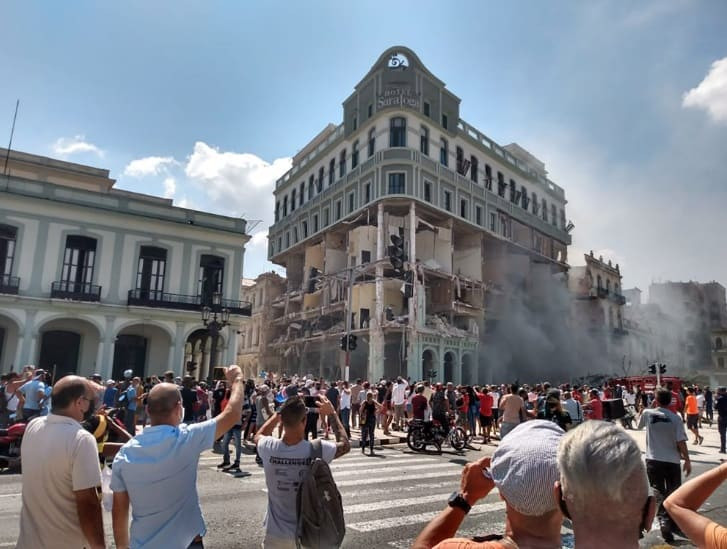 Un grupo de personas en una plaza b770702a