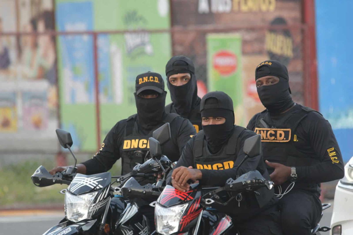 Un hombre con una motocicleta 758ad9a2