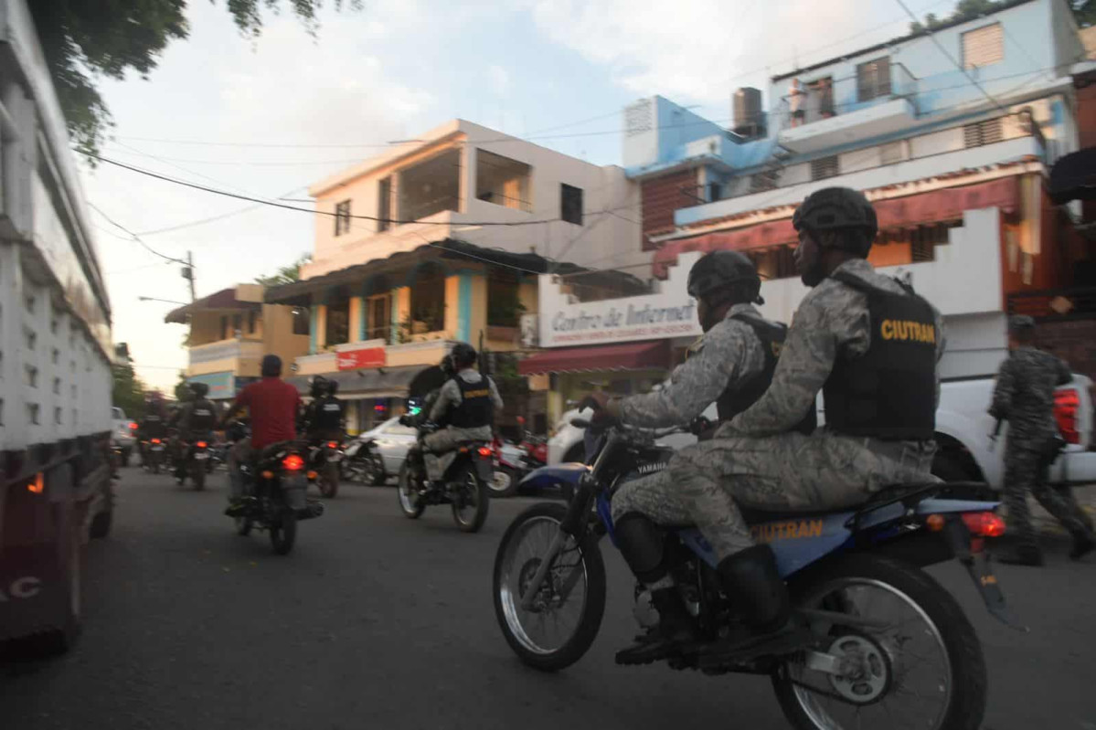 Personas en motocicleta en la calle c07c450a