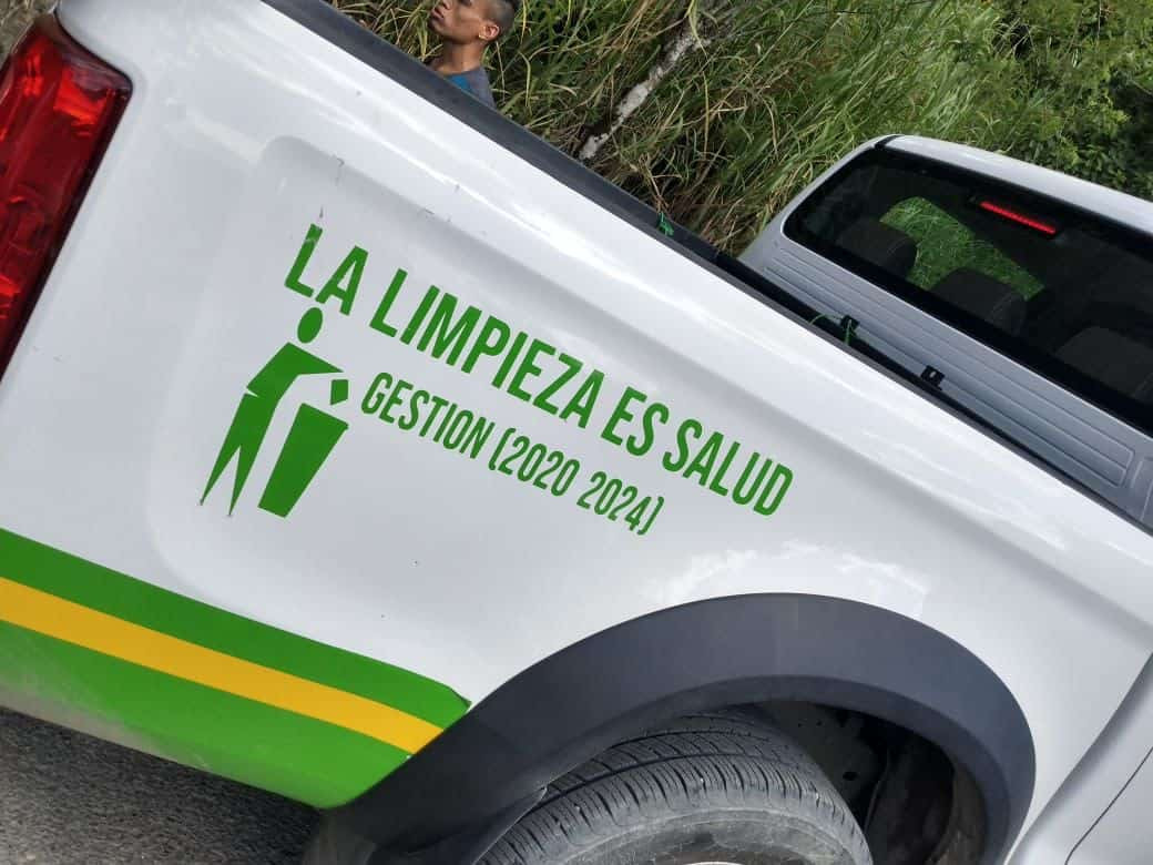 Una camioneta verde 9346cfcf