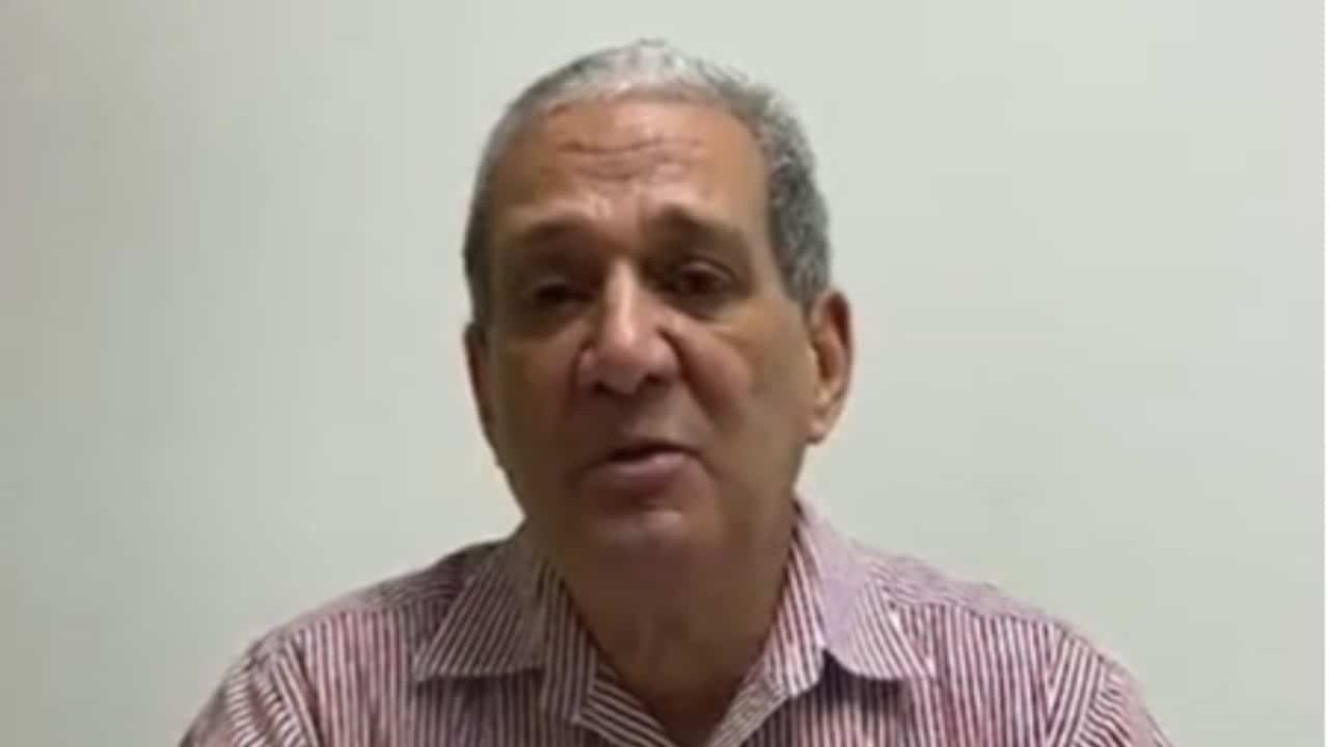 Hombre con camisa de cuadros 198e6c58