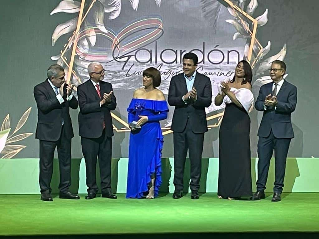 Un grupo de personas de pie con traje de color negro 806080c8