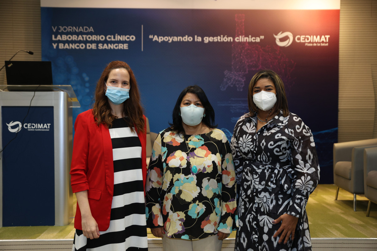 1. Dra. Julia Rodru00edguez, Directora de Gestiu00f3n del Conocimiento, Milagros Ureu00f1a, Directora General y Rosanny Romu00e1n, Directora del Laboratorio y Banco de Sangre de CEDIMAT