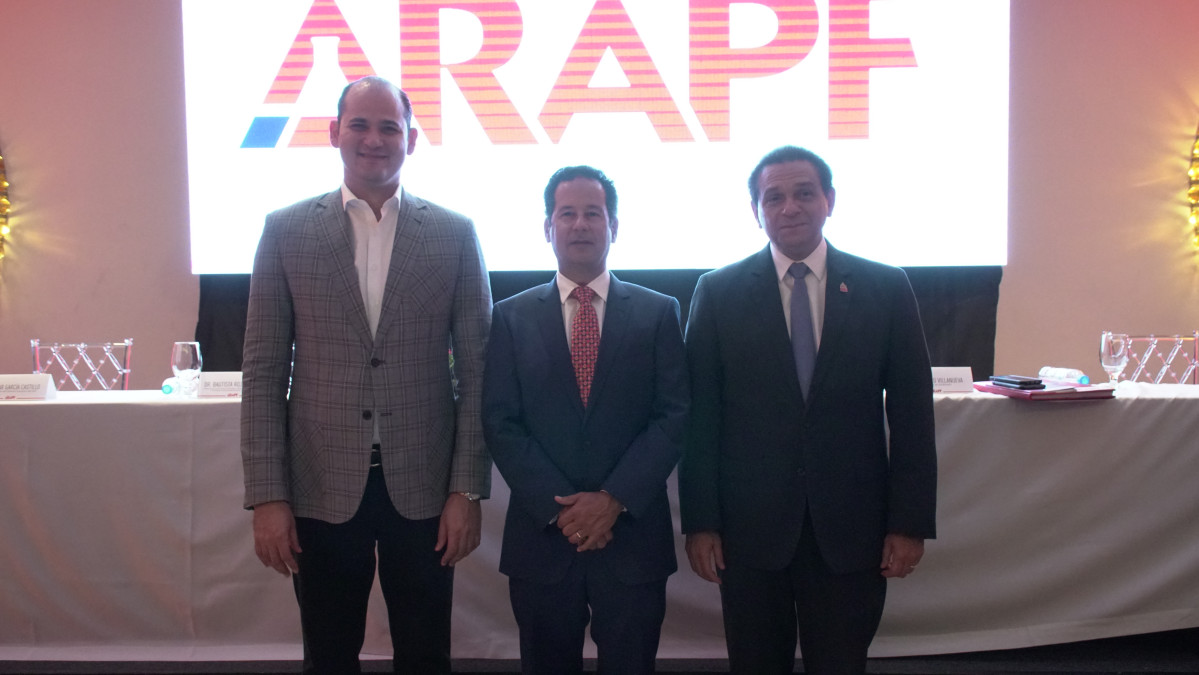 Adolfo Pu00e9rez, director de PromeseCal, Juan Josu00e9 Alorda, presidente de ARAPF y Dr. Daniel Enrique de Jesu00fas, Ministro de Salud Pu00fablica.