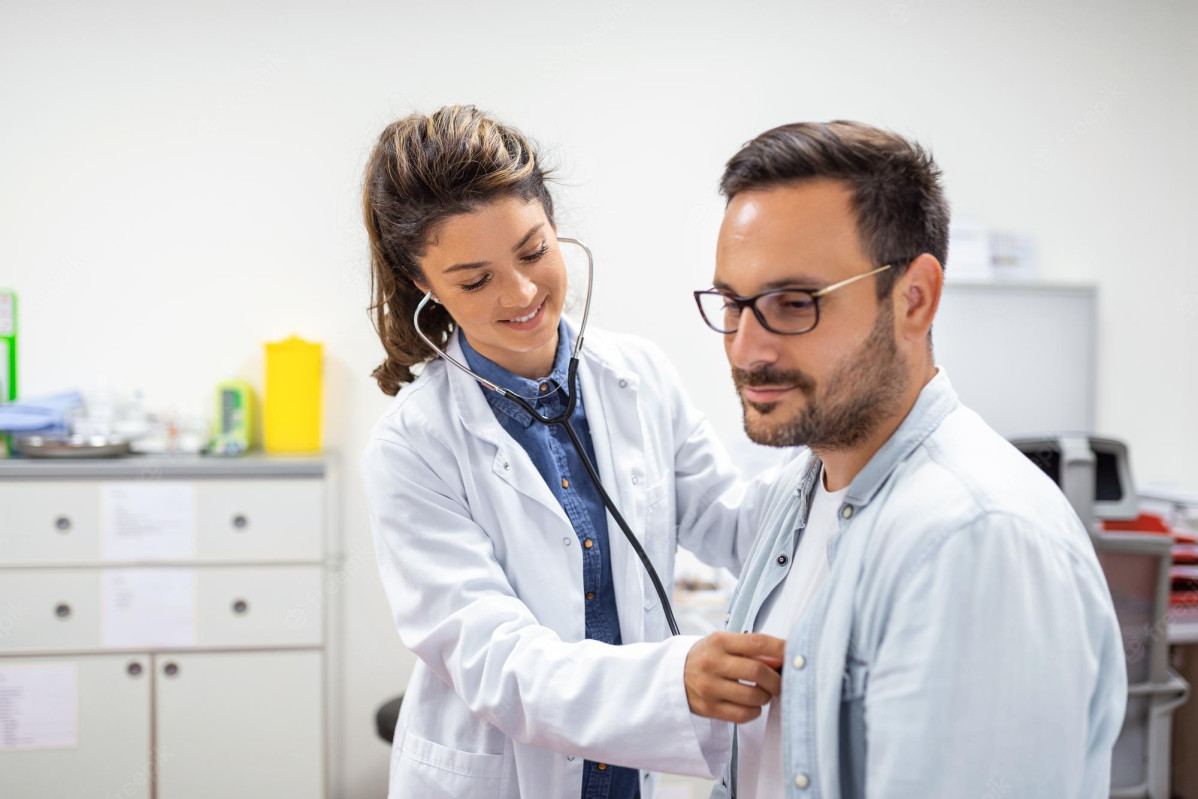 Joven doctora usando estetoscopio escuchar latidos corazon paciente toma doctora dandole chequeo paciente varon 657921 875