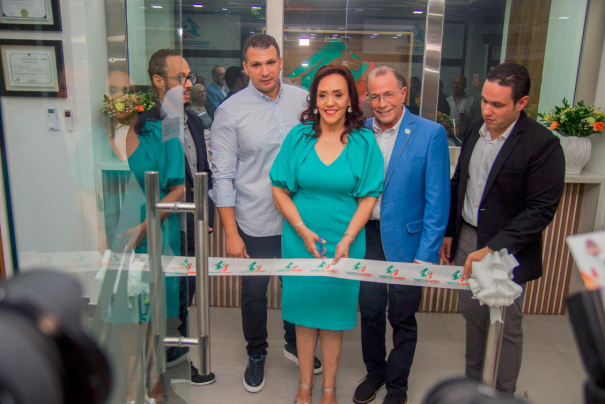 2 Momento del corte de la cinta de las nuevas oficinas de Marcos Cambio en Santiago.