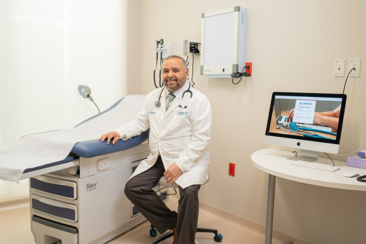 Doctor Alberto Flores, jefe mu00e9dico de la Unidad de Hemodiu00e1lisis y Nefrologu00eda del  CEMDOE