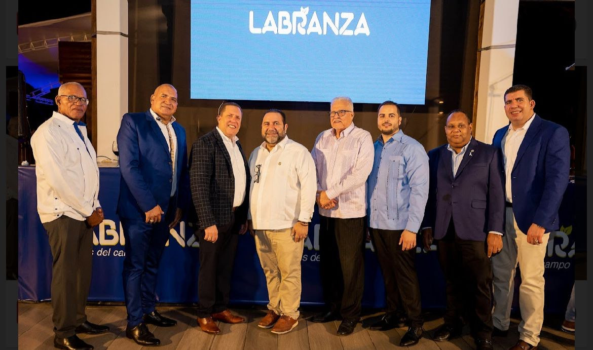 2 Nelson Quezada, general Suriel, Oscar Ruiz, Rogelio Genao, Alfredo Cruz, Willie Marte, Negro Hernández y Luis Ruiz.