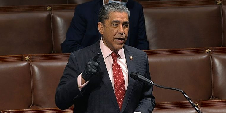1 Espaillat vota para beneficiar en su D 13 decenas de miles de familias e1672232727958