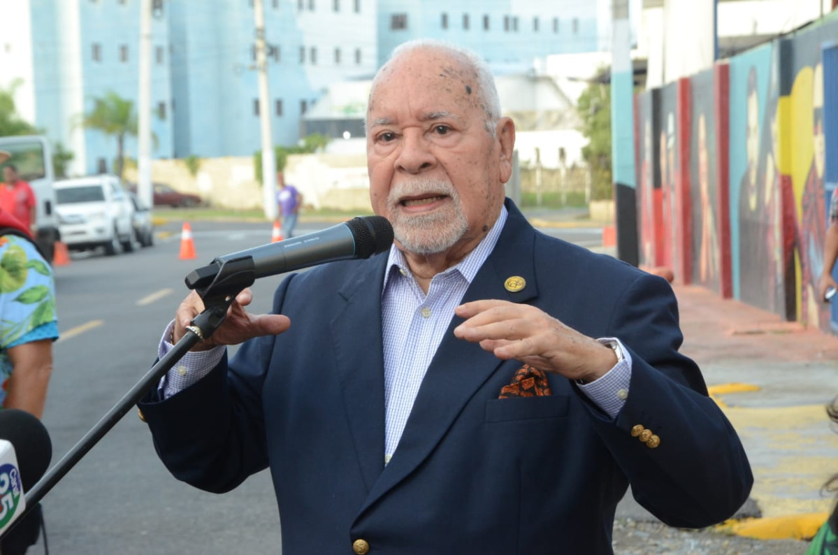 Don Ramon de Luna mientras agradece distincion