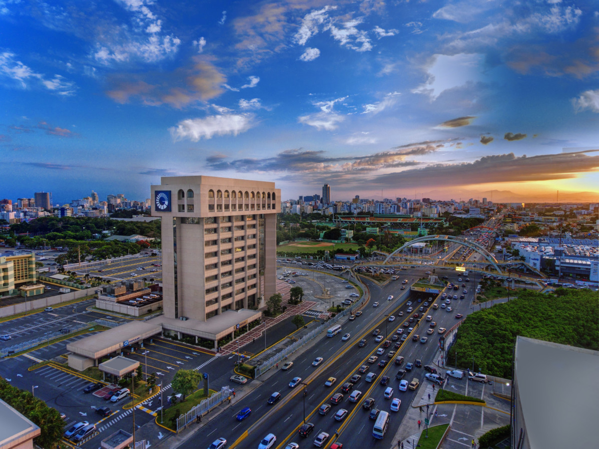 Fotografu00eda de la Torre Popular, sede del Banco Popular Dominicano.