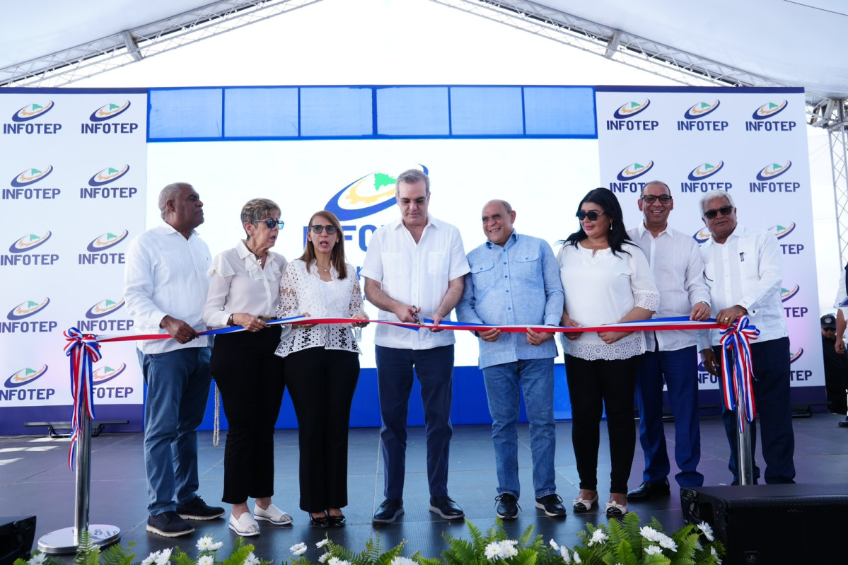 Corte de cinta que deja inaugurado el Centro Tecnologico Perez