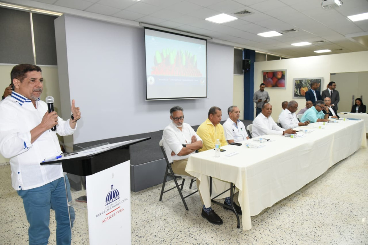 Limber Cruz con cacaocultores