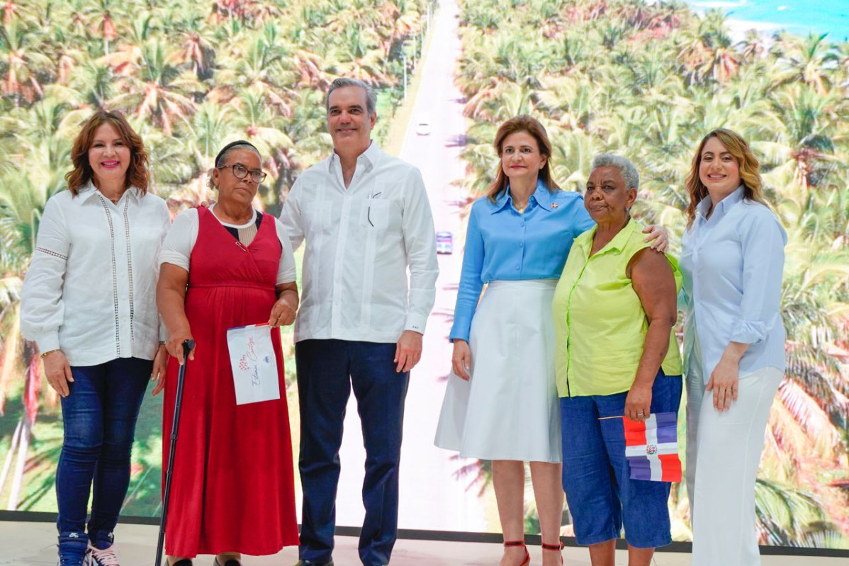 El acto tambien conto con la presencia de la vicepresidenta de la Republica Raquel Pena  y de la directora del Plan Social de la Presidencia Yadira Henriquez 1