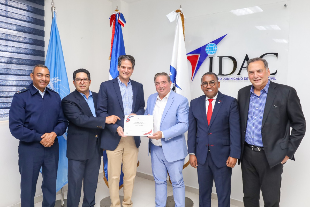 Hector Porcella director general i del IDAC y Oscar Villanueva durante la entrega del Certificado de Operador de Aerodromo Domestico