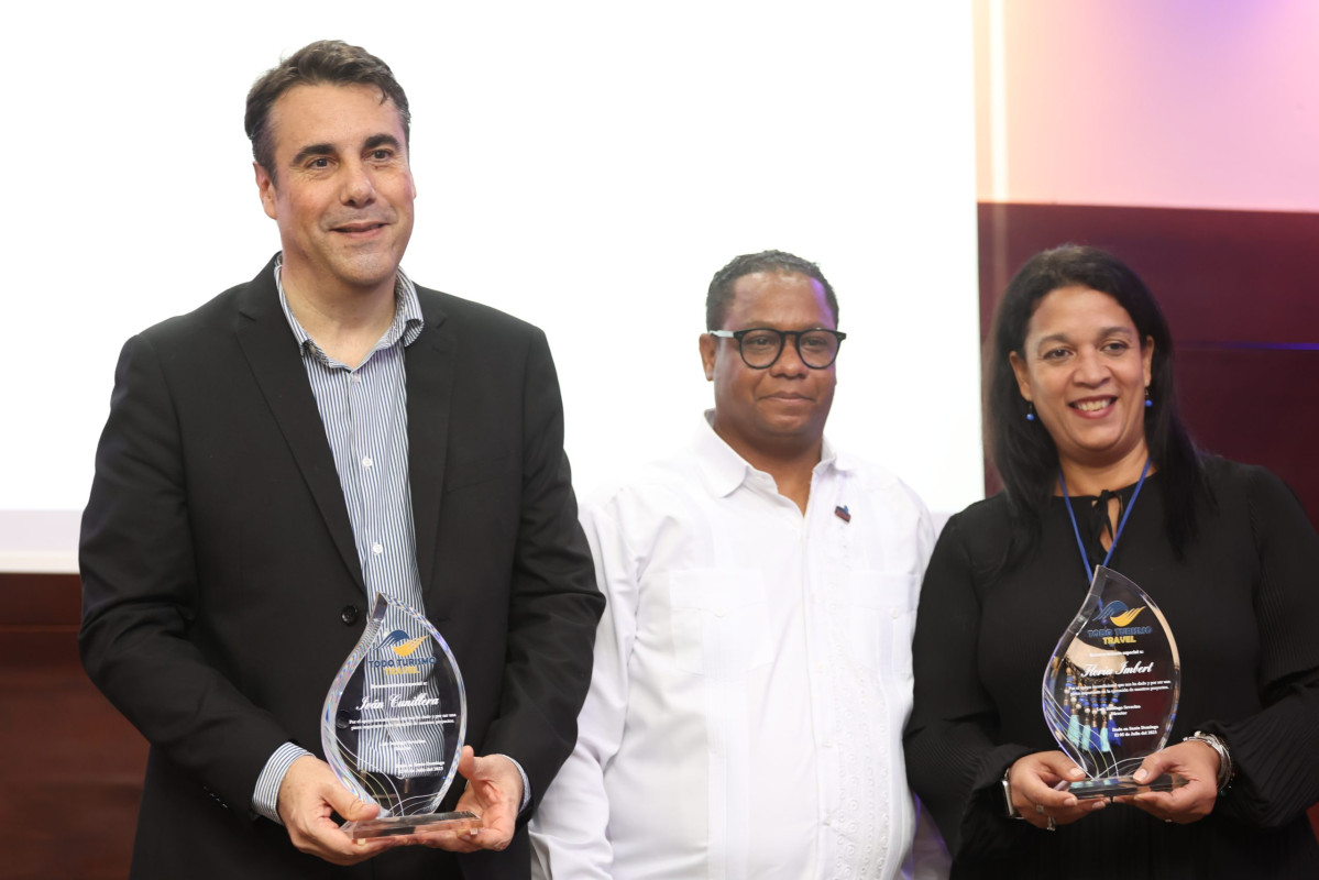 Ivan Cunillera director hotel Catalinia Santo Domingo Luis Severino presidente del Premio Nacioanl de Turismo Floria Imbert vicepresidenta de Mercadeo y Ventas de los hoteles Amhsa Ma scaled
