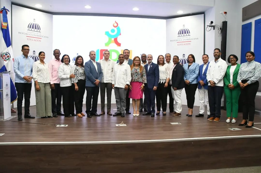 PIE 1 El director ejecutivo del INEFI Alberto Rodriguez Mella con miembros del comite organizador de los X Juegos Escolares Deportivos Nacionales Barahona 2023