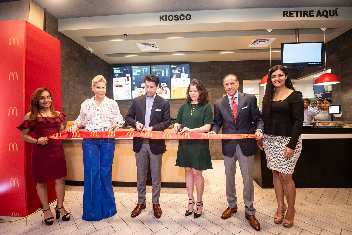 Mac 1 Corte de cinta que formaliza la apertura de McDonalds en Los Alamos de Santiago.