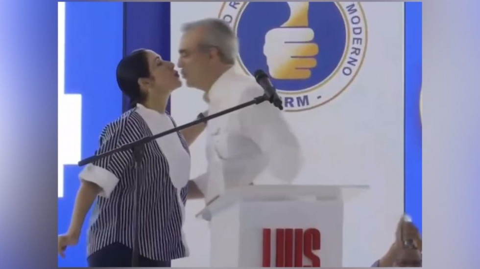 Abinader beso
