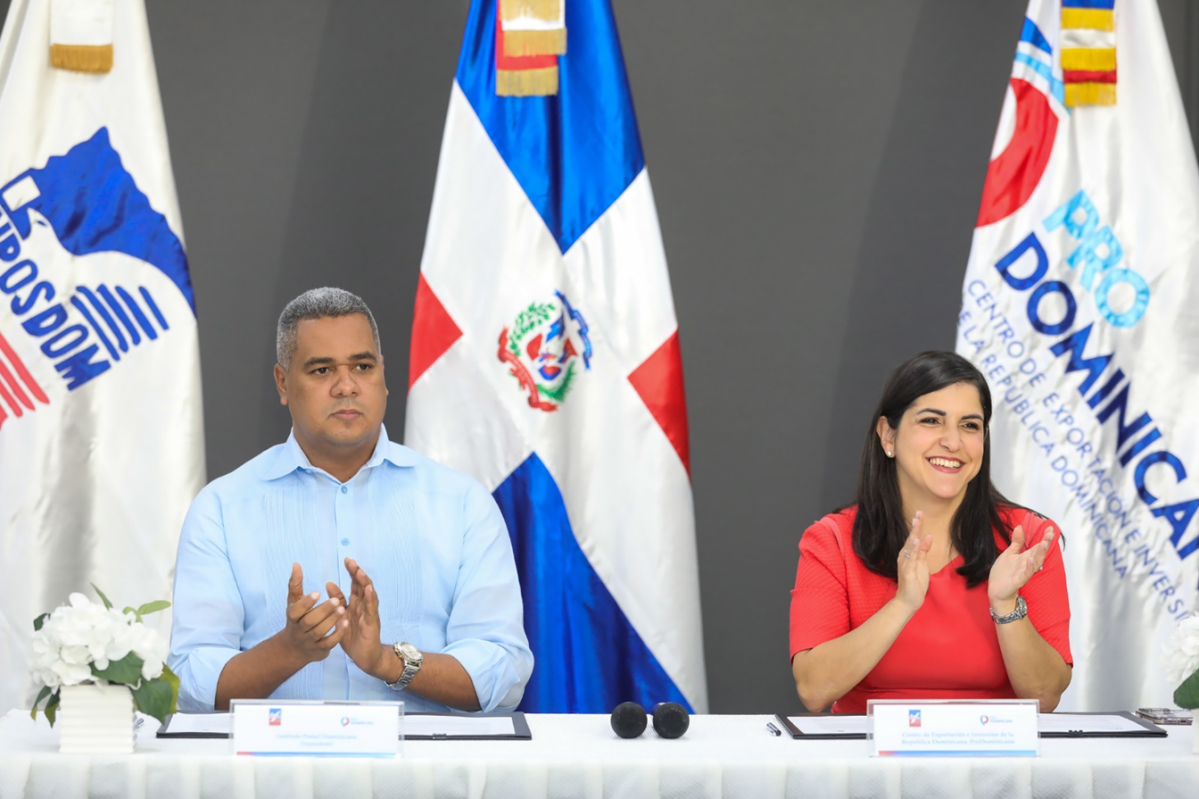 Erick Guzmu00e1n, director general de Insposdom, Biviana Riveiro Disla, directora ejecutiva...