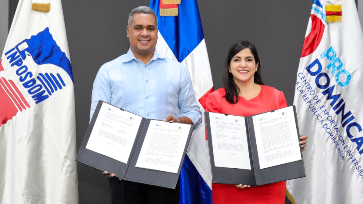 Erick Guzmu00e1n, director general de Insposdom, Biviana Riveiro Disla, directora ejecutiva