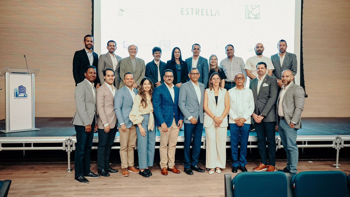 2 Directiva de APROCOVICI junto a panelistas dominicanos y extranjeros