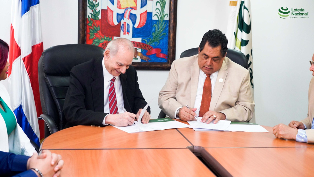Durante la firma del convenio (2)