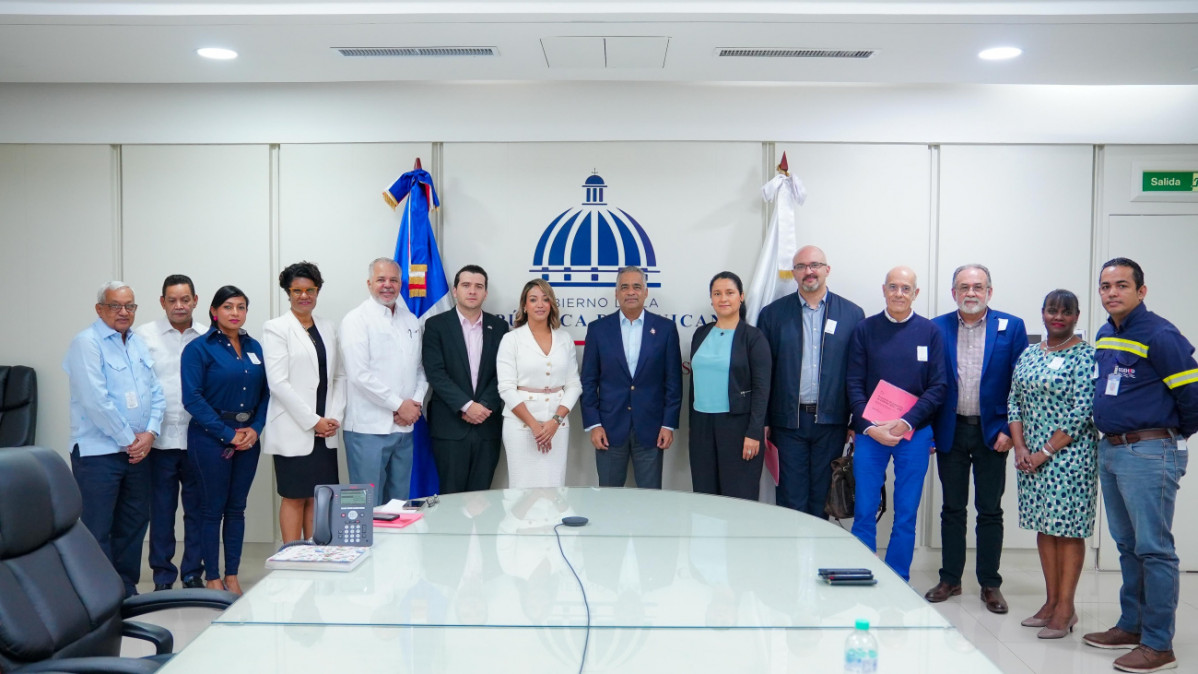 Joel Santos, Betty Soto, Rafael Salazar, Fidel Arzola, junto a otros miembros de Egehid.