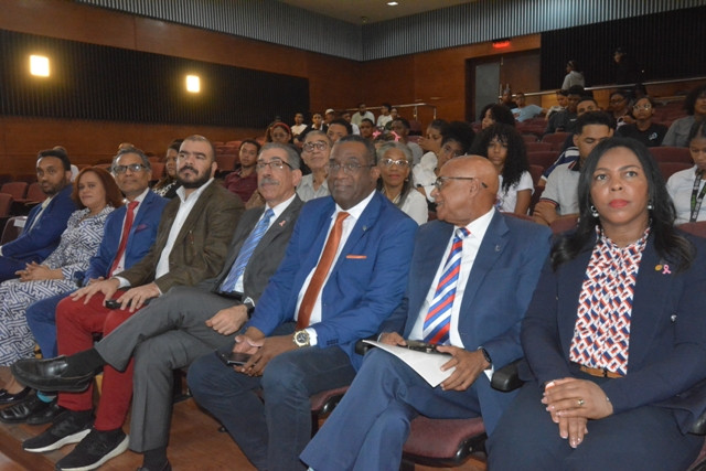 TMV 7580AUTORIDADES Y EXPOSITORES 
