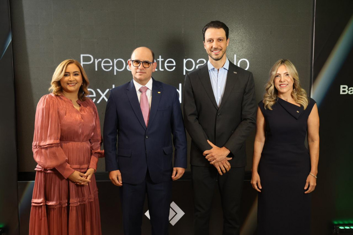 Foto principal Santa Mu00e9ndez dir senior de Medios de Pagos Banco Caribe  Edgar Del Toro presidente de Banco Caribe Gustavo Turquia Gerente General de Visa RD e Iderlyn Soto vicepresidenta de Estrategia e Innovaciu00f3n