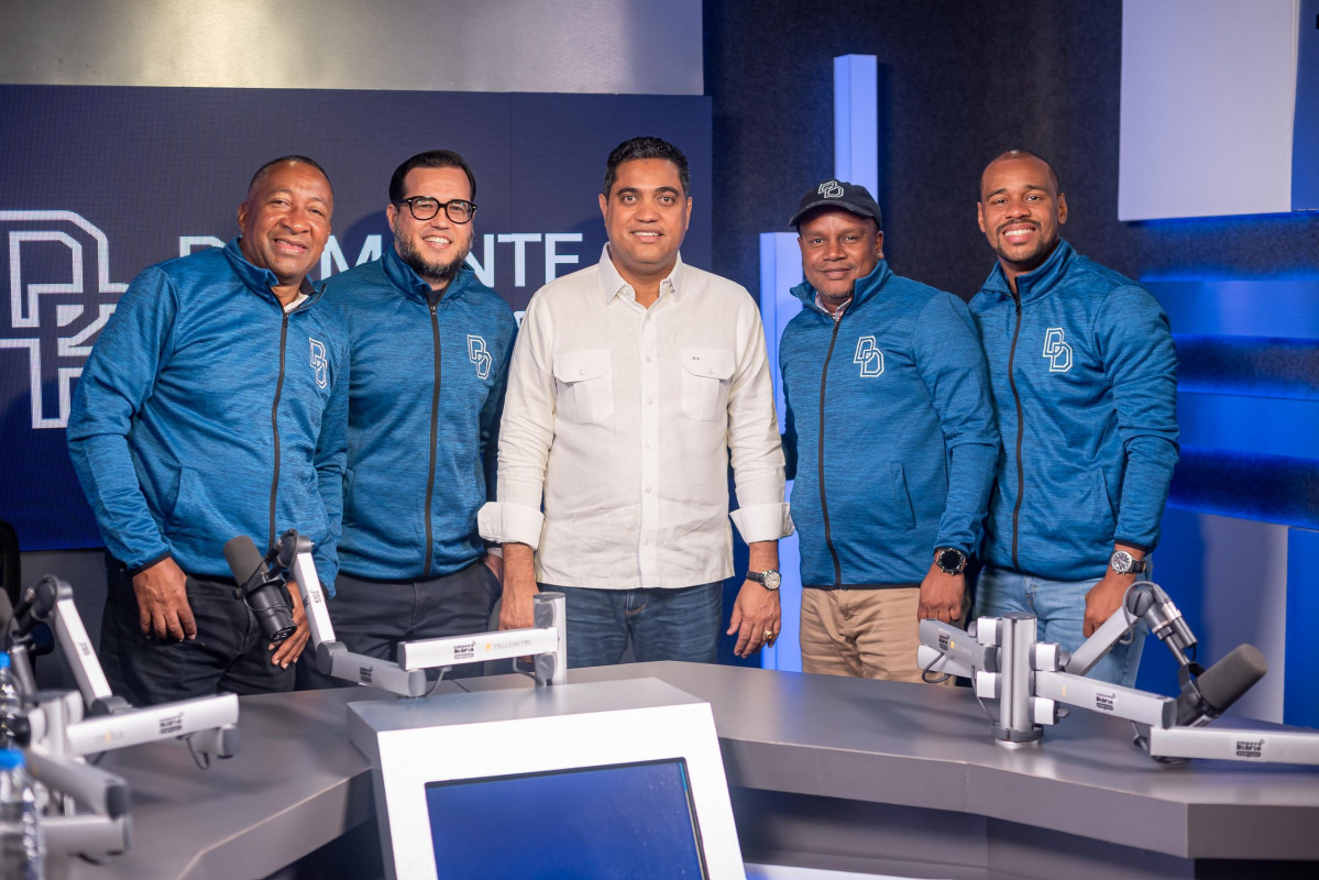 El ministro de Deportes Kelvin Cruz junto al elenco de Diamante El Podcast William Aish Baudilio Jimenez Pedro Briceno y Bienvenido Carmona Jr scaled