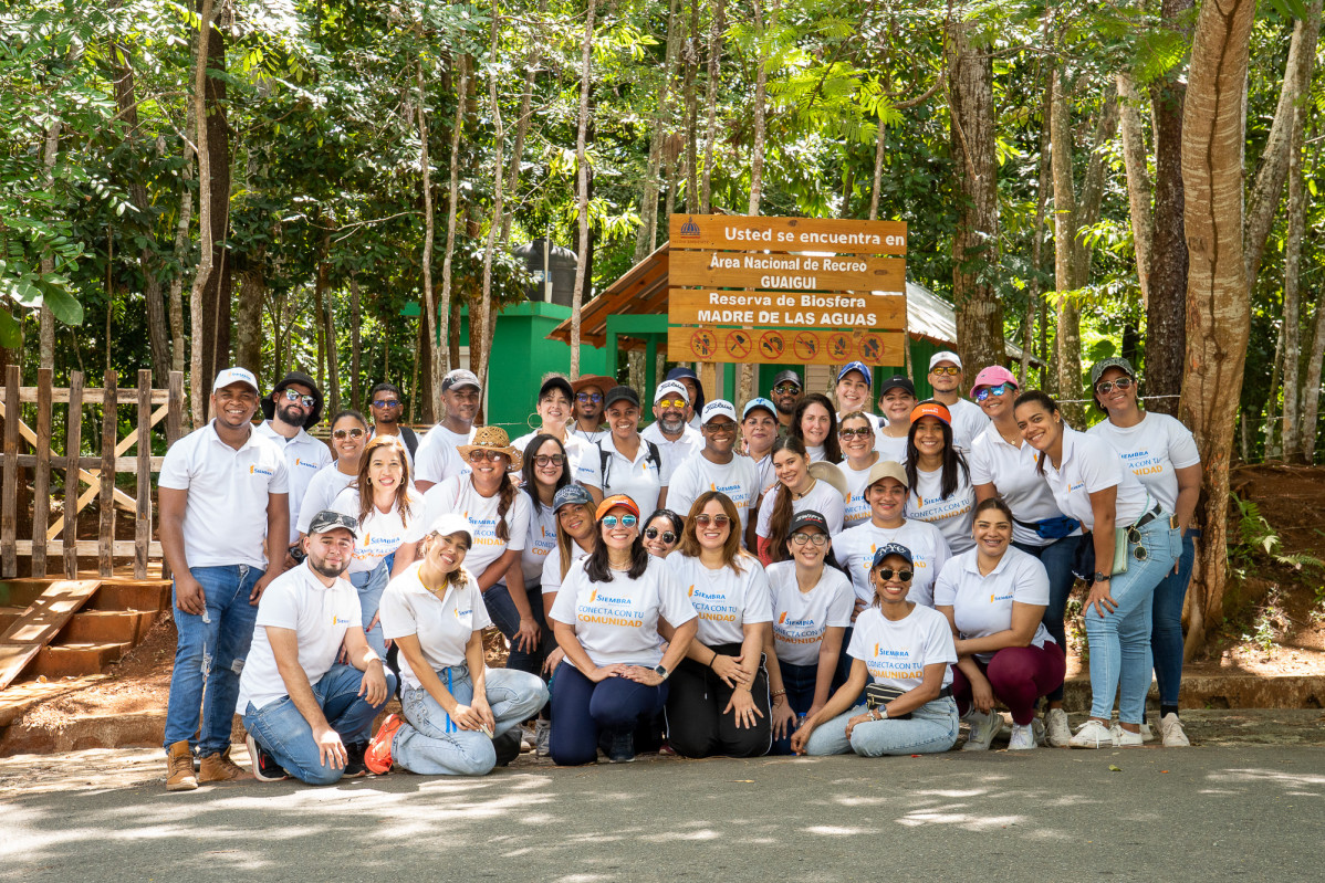 1 Voluntarios de AFP Siembra en foresta