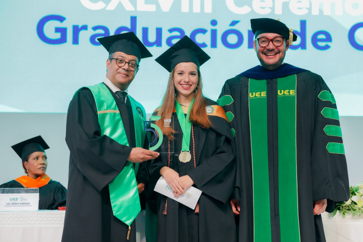 Manuel de Jesu00fas Peu00f1a, decano de la Facultad de Ciencias Administrativas. Junto a la graduanda de mayor u00edndice y el Rector, Mtro. Josu00e9 Altagracia Hazim Torres.